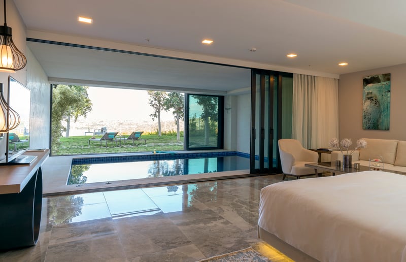 INDOOR GRAND POOL SUIT (130 M2)