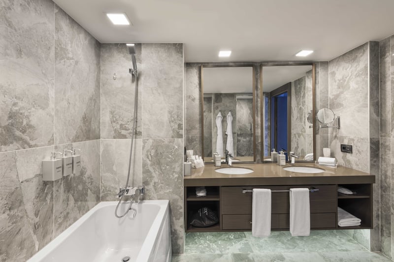 KING SUITE WITH SEA VIEW (70–110 m2)